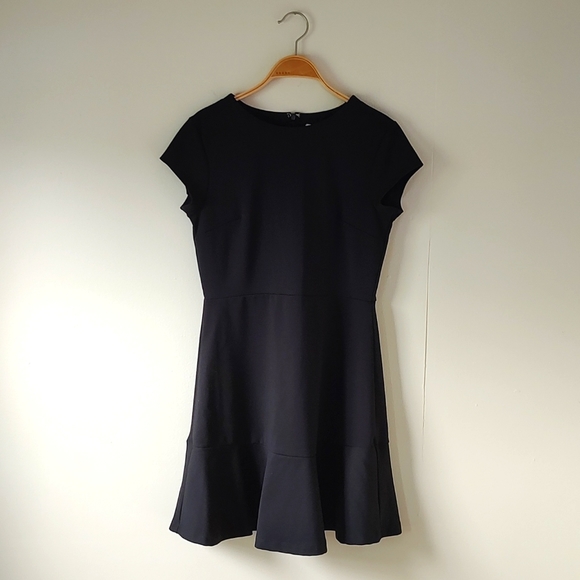 GAP Dresses & Skirts - EUC! Gap Fit & Flare Black Dress Stretch Flattering Stylish Size 10